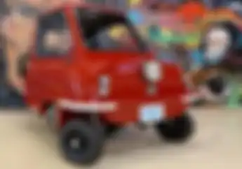 Anti Kehujanan dan Kepanasan Kendaraan Mungil Peel P50 Pakai Mesin Motor, Harganya Bikin Melongo