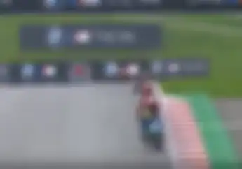 Sempat Mendominasi Malah Finis ke-4, Joan Mir Langsung Acungkan Jari Saat Disorot Kamera di Paddock Suzuki