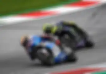 Valentino Rossi Sampe Heran, Sama Pakai Mesin Inline-4, Kok Suzuki Lebih Kencang dari Yamaha?