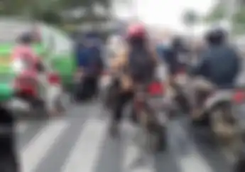 Street Manners: Pemotor Harusnya Malu Sama Bebek, Masih Bandel Berhenti di Zebra Cross Dendanya Bikin Panas Dingin