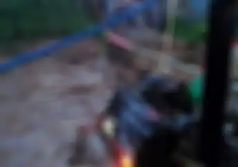 Mencekam, Video Banjir Bandang Sapu Banyak Kampung Sekaligus, Kendaraan dan Belasan Rumah Terbawa Arus