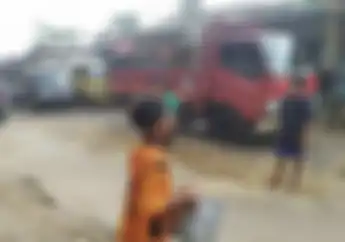 Salut, Bocah SMP Bantu Tambal Jalan Rusak dan Kumpulkan Donasi Buat Masjid