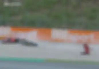 Parah! Andrea Dovizioso dan Johann Zarco Tabrakan Hebat di Lap Pertama MotoGP Catalunya 2020