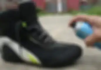 Semprot Cairan Ajaib Sepatu Tetap Kering Meski Dipakai Saat Hujan, Lihat Videonya Biar Gak Penasaran