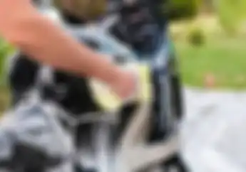 Sering Cuci Motor Pakai Sabun Cuci Piring atau Sabun Colek? Nih Dampaknya