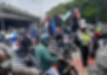 Pemotor Waspada, Polisi Sekat Perbatasan Bekasi-Jakarta, Antisipasi Demo penolakan UU Cipta Kerja
