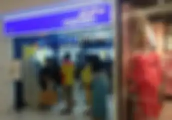 Buru-buru Serbu ATM Bantuan Pemerintah Rp 2,4 Juta Ditransfer untuk 3 Juta Penerima Minggu Ini