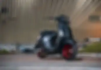 Makin Ganteng, Vespa Sprint Dibalut Baju Hitam Plus Kebanjiran Part Hedon