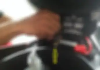 Copot Aki Motor atau Mobil, Lepas Kabel Negatif atau Kabel Positif Dulu