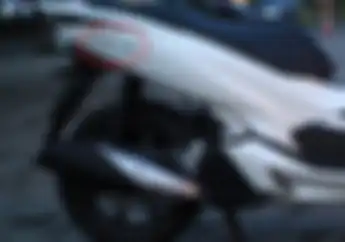 Mau Lepas Emblem Timbul di Motor? Gampang Cuma Modal Rp 2 Ribu