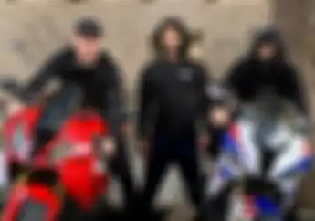 Resmi Pensiun dari Ajang Tarung Bebas Demi Sang Ibu, Khabib Nurmagomedov Ternyata Pernah Pose di Motor Sport