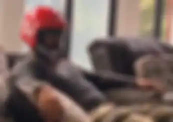 Wuih, Tora Sudiro Pamer Helm JP Signature x The Prediksi, Desain Kece Harganya Cuma Segini
