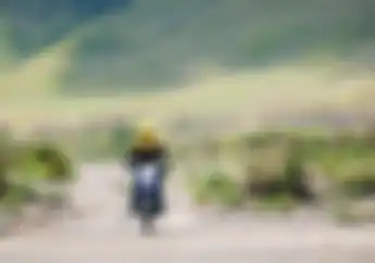 Pacu Adrenalin Libas Medan Berpasir, Biker Bali Jajal Adventure di Bromo Jawa Timur