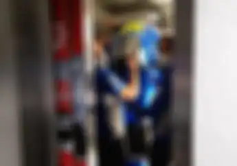 Kocak, Motor Juara Dunia MotoGP 2020 Joan Mir Diangkut Pakai Lift