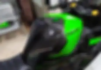 Modifikasi Half Tankpad Carbon Fiber di Ninja ZX-25R, Kece Juga Nih