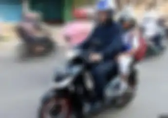 Jangan Sembarangan, Begini Cara Aman Berkendara Motor Bersama Anak
