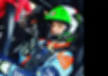 Ogah Kalah Mentereng Sama MotoGP, Murid Valentino Rossi Ngegas Reli Pakai Helm Keren