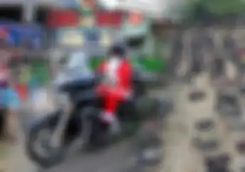 Jelang Natal 2020, Sinterklas Bagikan Kado ke Anak-anak Naik Moge