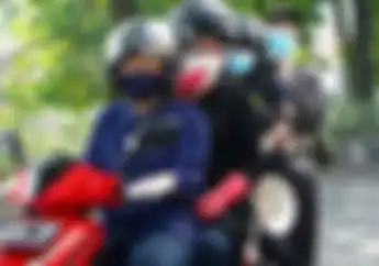 Risma Jadi Menteri Sosial, Suka Blusukan Naik Motor Listrik Gesits