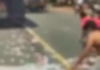 Wow Uang Siapa Nih Rp 94 Juta Tercecer di Jalan Jadi Rebutan Warga  