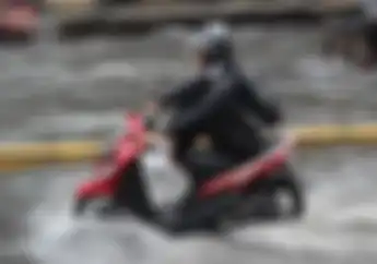 Street Manners: Waspada Aquaplaning Mengancam Keselamatan Bikers Saat Musim Hujan