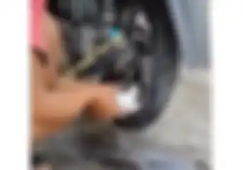 Viral Tukang Tambal Ban Pakai Terigu, Apakah Akan Merusak Ban?