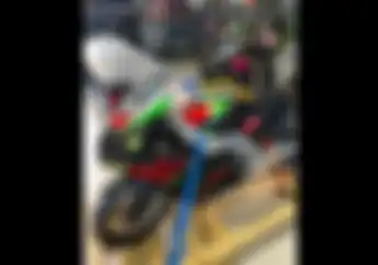Udah Gede, Pembalap MotoGP Ini Dapat Kado Senangnya Kayak Anak-anak