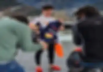 Wuih, Pol Espargaro Pamer Baju Tim Repsol Honda, Dapet Ucapan Spesial