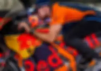 Mantan Pembalap KTM Pamer Baju Repsol Honda Penggantinya Gak Mau Kalah
