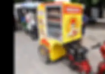 Kreatif Banget, Motor Listrik Selis Dipakai Berjualan Ayam Geprek