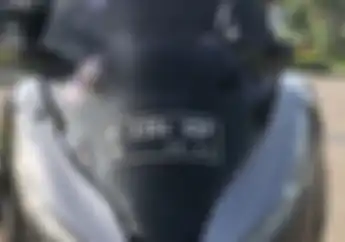 Boleh Gak Pasang Stiker Pelat Nomor di Motor? Polisi Bilang Begini