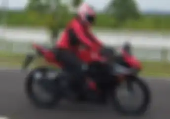 Jangan Sering Tarik Kopling Ketika Ngerem Naik Motor Sport, Kenapa?