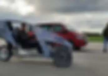 Gak Kepasanan dan Kehujanan, Motor Keren Ini Pakai Tenaga Listrik