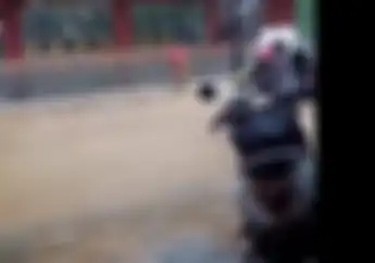 Bikin Pemotor Bengong, Lagi Banjir Di Jalanan Ada Yang Tebar Jala