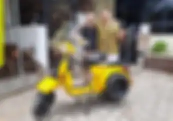Dua Bule Siap Touring Pulang Kampung Ke Italia, Naik Vespa Klasik