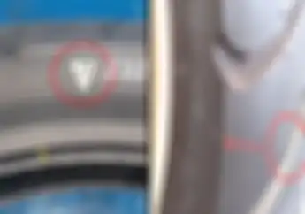 Jangan Asal Naik Motor Ketahui Arti Dua Tanda Segitiga di Ban