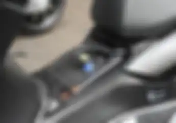 Ngecas Motor Listrik Sambil Ditinggal Tidur Apa Benar Bikin Baterai Cepat Rusak?