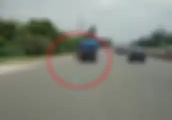 Viral Video Emak-emak Naik Motor Terobos Tol Lagi, Dendanya Bikin Tekor