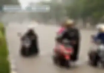 Hujan Deras di Semarang Bikin Banjir, Pemotor Ramai-ramai Dorong Motor