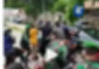 Emak-emak Tabrak Motor Paspampres Pengawal Jokowi Sampai Terjungkal