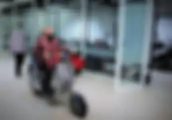 Ajib, Teten Masduki Jajal Vespa Chopper Listrik Garapan Elders Garage