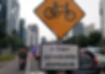 Jalur Sepeda Permanen di Jalan Sudirman Masih Diterobos Para Pemotor