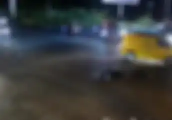 Jalanan Langsung Macet, Detik-detik Pemotor Terpental Sampai Pingsan Dihantam Mobil Ekspedisi
