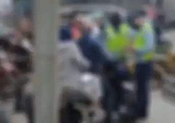 Sok Jagoan, Pemotor Terobos Jalur Busway, Ngamuk Tantang Petugas Berkelahi