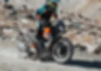 Wow, Motor KTM 390 Adventure Cetak Rekor Mendaki Bukit Tertinggi di Dunia!