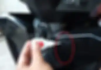 Usir Sisa Lem Korea di Bodi Motor Cukup Pakai Cairan Ajaib Ini
