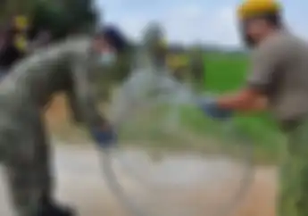 Cegah Masyarakat Mudik, Polisi Malaysia Sampai Berjaga di Jalur Hutan