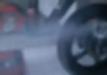 Mau Pakai Motor Buat Perjalanan Jauh Lebaran Tapi Keluar Asap Putih, Aman atau Enggak Nih?
