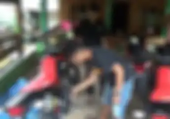 Wow Sekampung Kaya Mendadak, Ratusan Motor Baru dan Mobil Mewah Diborong