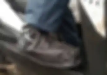 Street Manners: Pakai Cover Sepatu Saat Hujan Rawan Celaka?